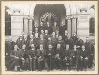 D Mawson 2nd row from front, 4th from left - Staff 1906 [ jpg ]